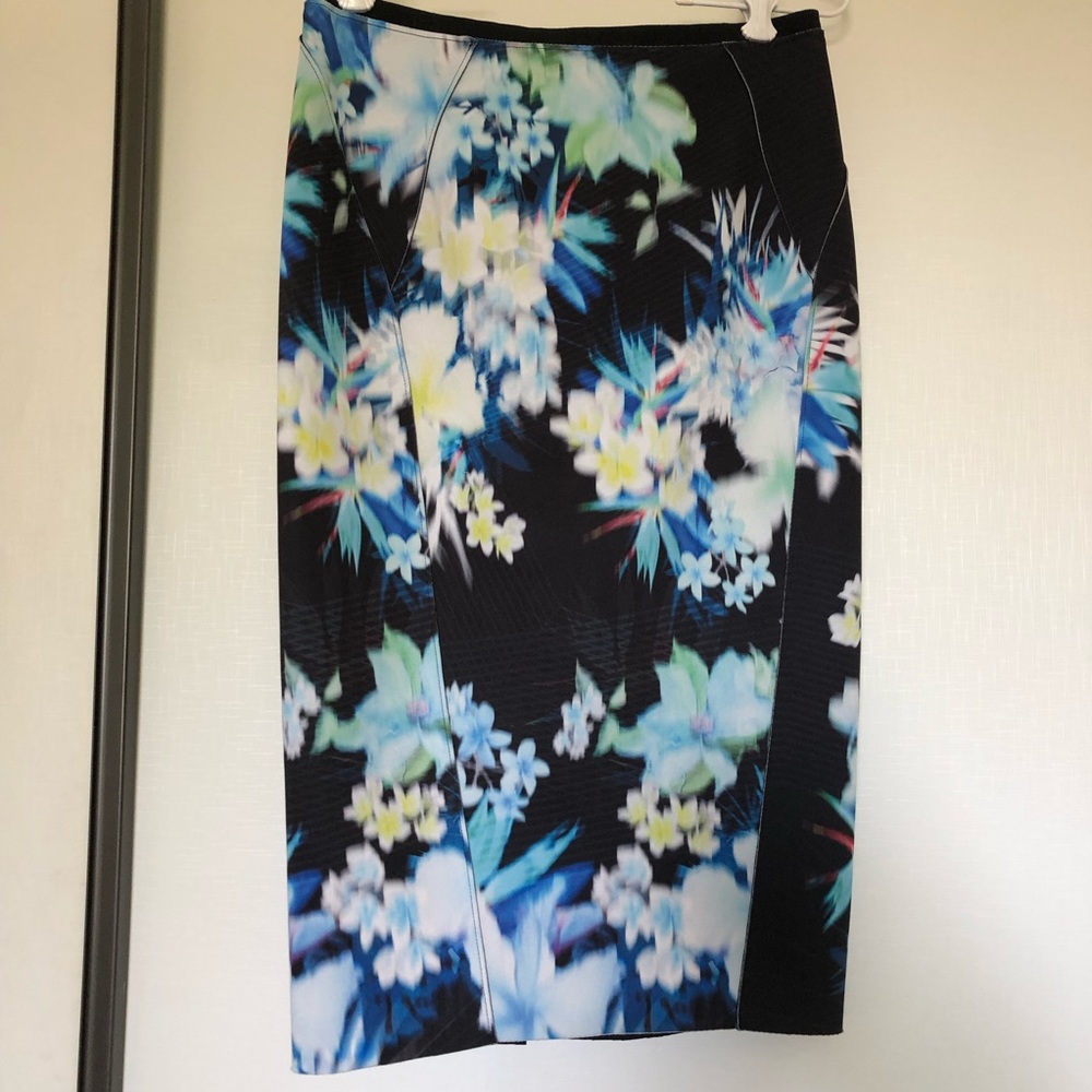 FINAL DAYS- 2/13 DONATION: Elie Tahari blurred floral neoprene pencil skirt